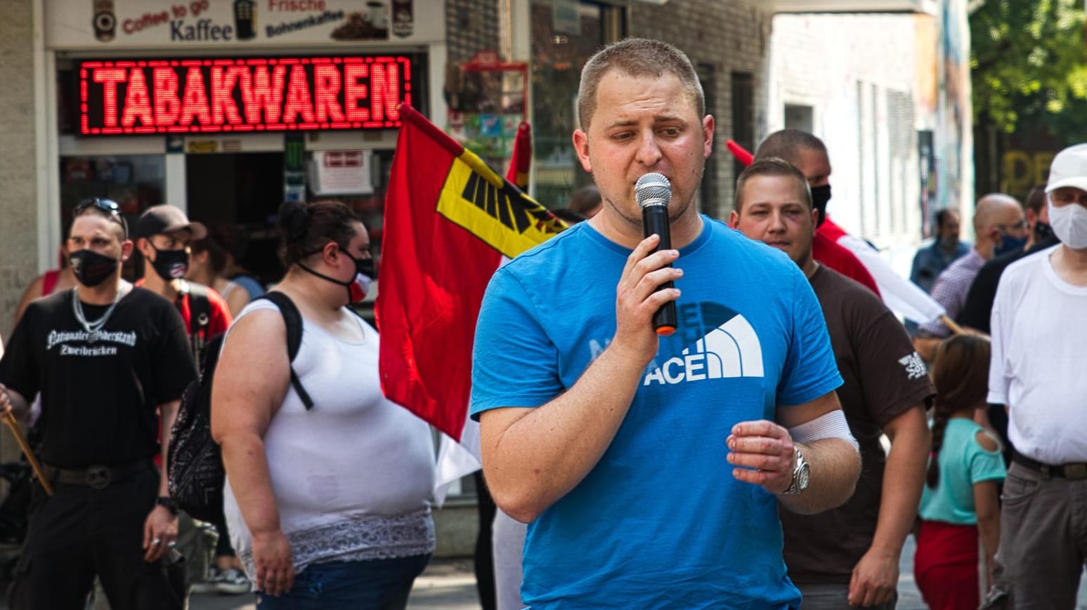 Michael Brück spricht auf einer Kundgebung (Archivbild): Er galt als Führungsperson in der Dortmunder Naziszene, nun ist er aber nach Chemnitz gezogen.