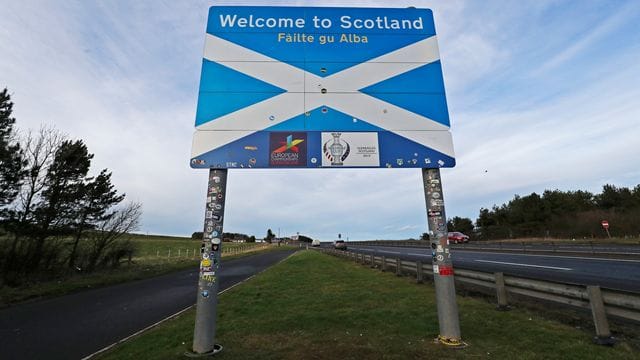 In Schottland erhoffen sich Befürworter der neuen Regelung, dass deutlich mehr Patienten mit dringend notwendigen Spenderorganen versorgt werden können. In Schottland erhoffen sich Befürworter der neuen Regelung, dass deutlich mehr Patienten mit dringend notwendigen Spenderorganen versorgt werden können.