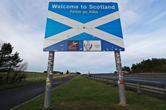 In Schottland erhoffen sich Befürworter der neuen Regelung, dass deutlich mehr Patienten mit dringend notwendigen Spenderorganen versorgt werden können.