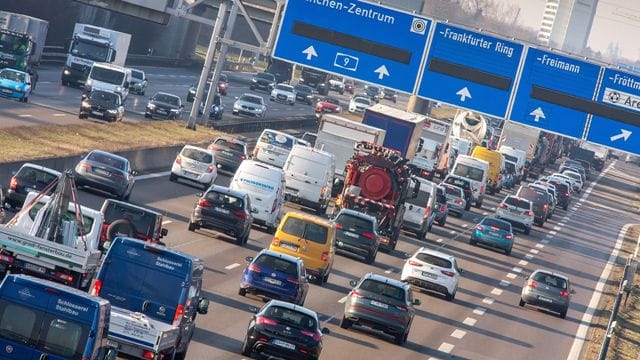 Auch wenn die Autobahn voll scheint: Durch die Pandemie hat sich die Nutzung des eigenen Pkws, sowie von Bussen und Bahnen verändert.