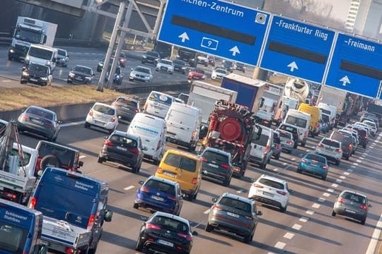 Auch wenn die Autobahn voll scheint: Durch die Pandemie hat sich die Nutzung des eigenen Pkws, sowie von Bussen und Bahnen verändert.