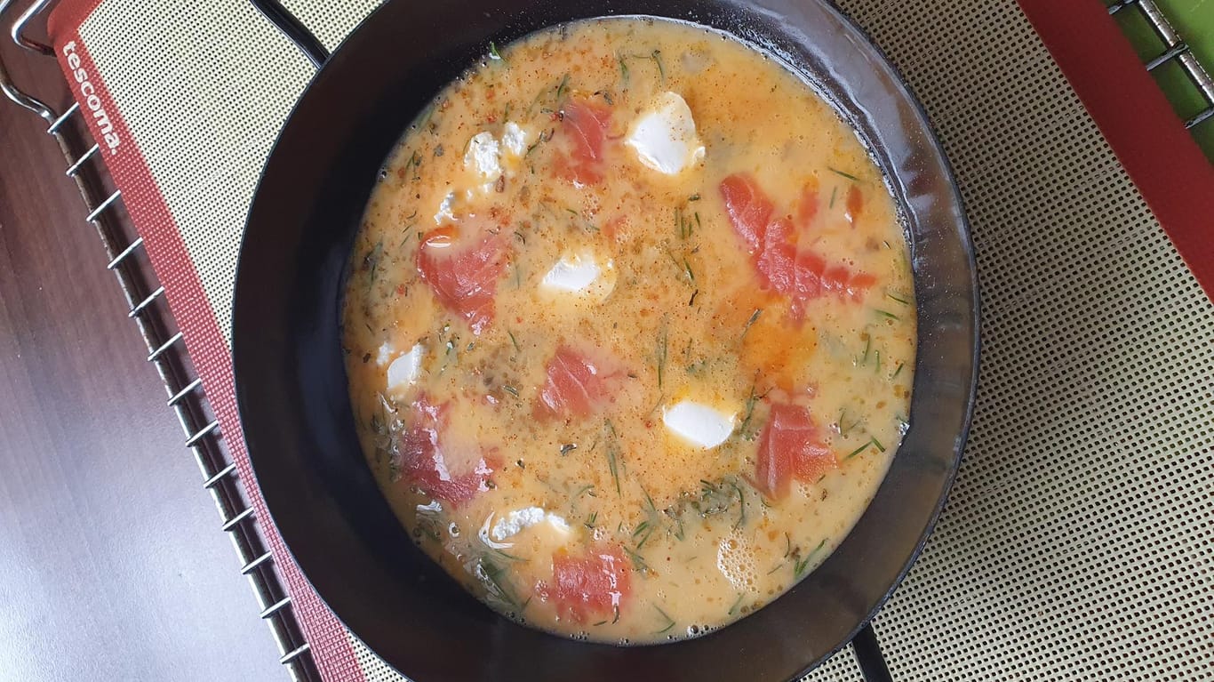 Omelett: Alle Zutaten kommen in eine ofenfeste Form.
