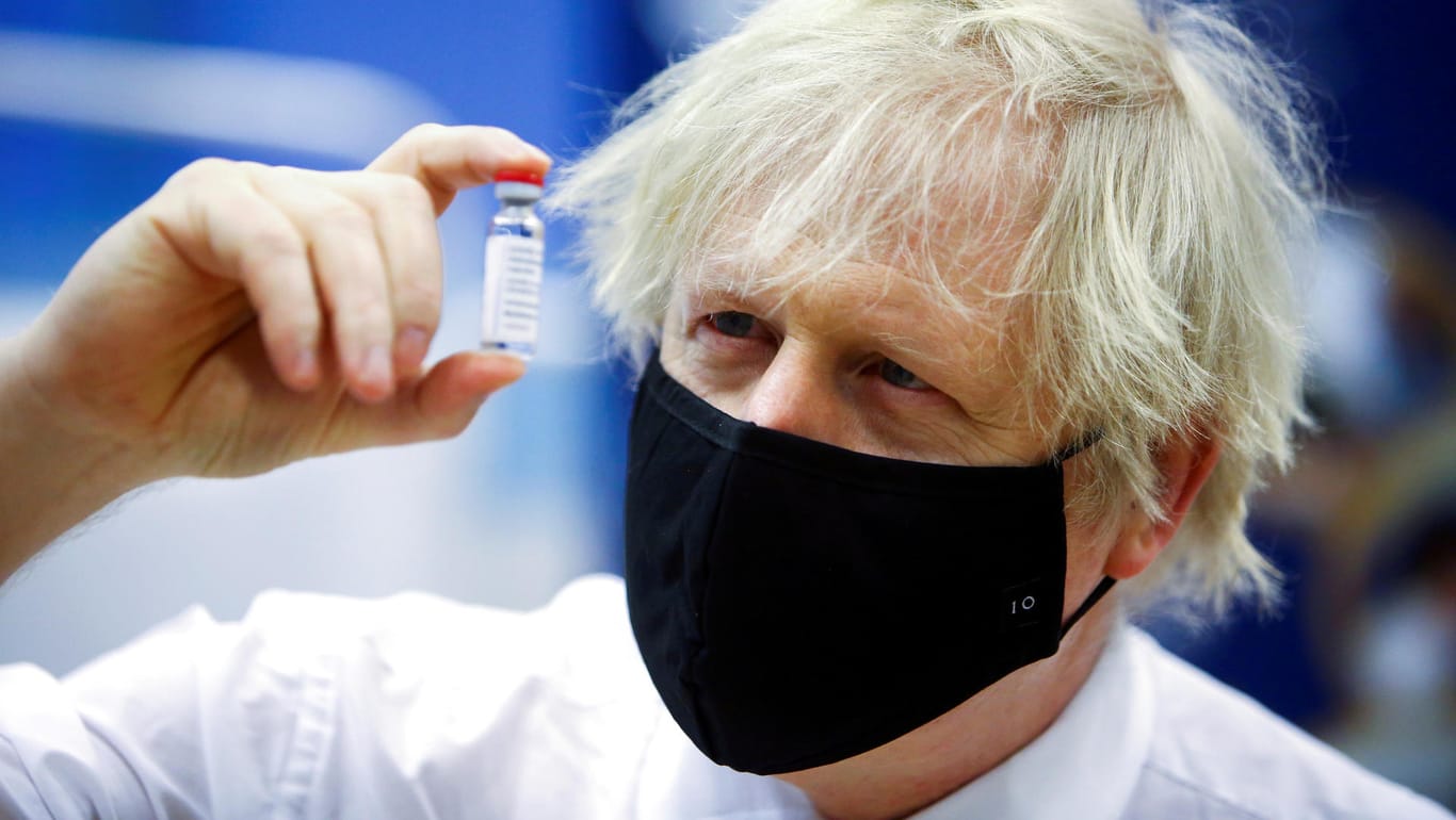Boris Johnson und eine Dose von Astrazeneca: Kritik am "Oxford-Impfstoff", wie Regierungsmitglieder das Vakzin gerne nennen, wird als Kritik am eigenen Land verstanden.