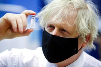 Boris Johnson und eine Dose von Astrazeneca: Kritik am "Oxford-Impfstoff", wie Regierungsmitglieder das Vakzin gerne nennen, wird als Kritik am eigenen Land verstanden.