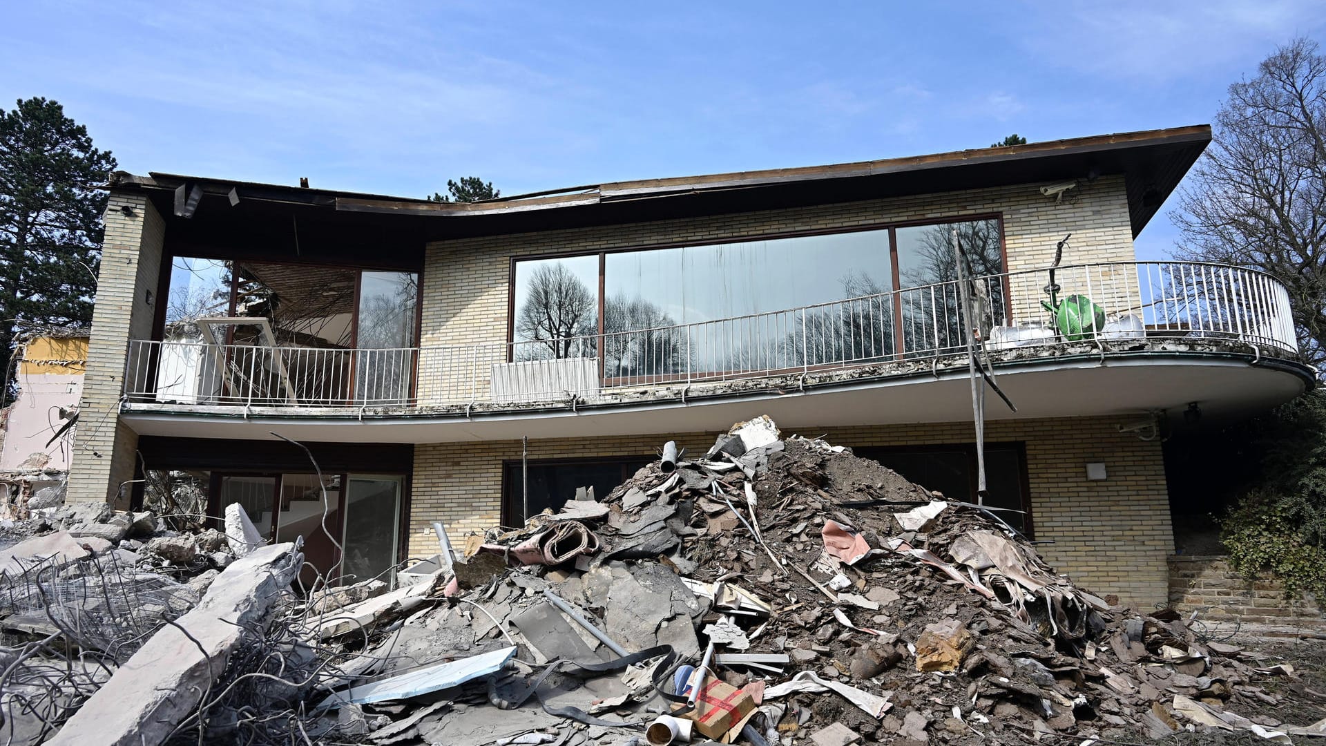 Die ehemalige Villa von Berthold Beitz in Essen-Bredeney wird abgerissen: Berthold Beitz war Manager von Thyssenkrupp. Die ehemalige Villa von Berthold Beitz in Essen-Bredeney wird abgerissen: Berthold Beitz war Manager von Thyssenkrupp.