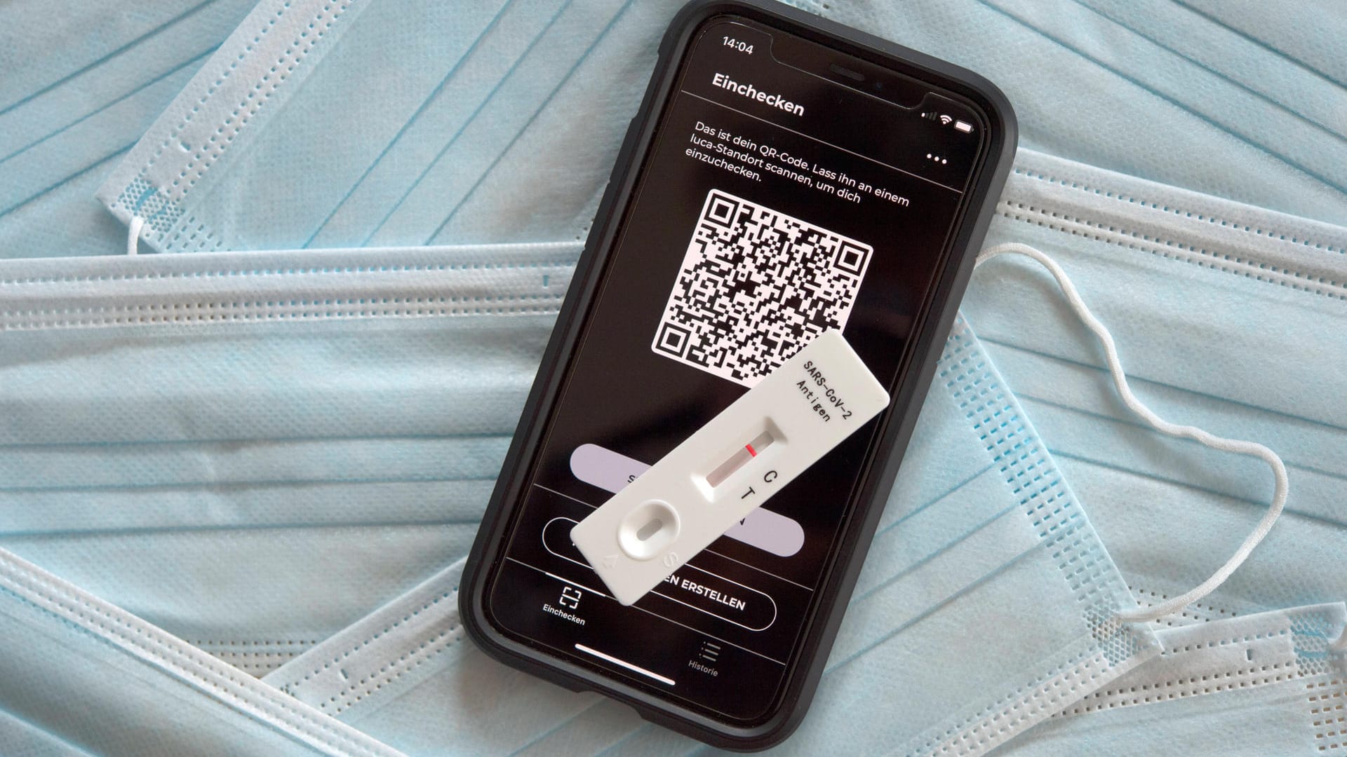 Negativer Antigen Schnelltest liegt auf Smartphone mit Luca App und OP-Masken (Symbolbild): Trotz steigeder Inzidenz will das Land NRW keine Corona-Notbremse ziehen. Negativer Antigen Schnelltest liegt auf Smartphone mit Luca App und OP-Masken (Symbolbild): Trotz steigeder Inzidenz will das Land NRW keine Corona-Notbremse ziehen.