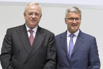 Martin Winterkorn und Rupert Stadler auf einer VW-Hauptversammlung 2015: Der Autokonzern will Schadenersatz von ihnen.