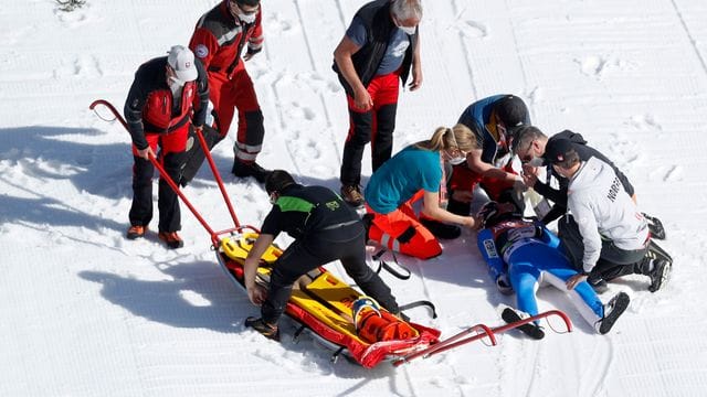 Daniel Andre Tande wird nach seinem schweren Sturz in Planica noch am Unfallort behandelt. Daniel Andre Tande wird nach seinem schweren Sturz in Planica noch am Unfallort behandelt.