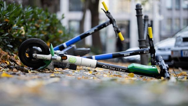 Mehrere E-Scooter liegen auf einem Gehweg: Insgesamt gesehen spielen sie beim Unfallgeschehen eine vergleichsweise geringe Rolle. Mehrere E-Scooter liegen auf einem Gehweg: Insgesamt gesehen spielen sie beim Unfallgeschehen eine vergleichsweise geringe Rolle.