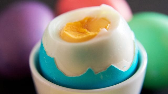 Damit sich rund ums Eidotter kein grünlicher Ring bildet, sollte das Osterei beim Vorkochen nicht länger als 10 Minuten garen. Damit sich rund ums Eidotter kein grünlicher Ring bildet, sollte das Osterei beim Vorkochen nicht länger als 10 Minuten garen.