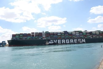 Das Containerschiff "Ever Given" der Reederei "Evergreen" ist seit Tagen im Suezkanal gestrandet.