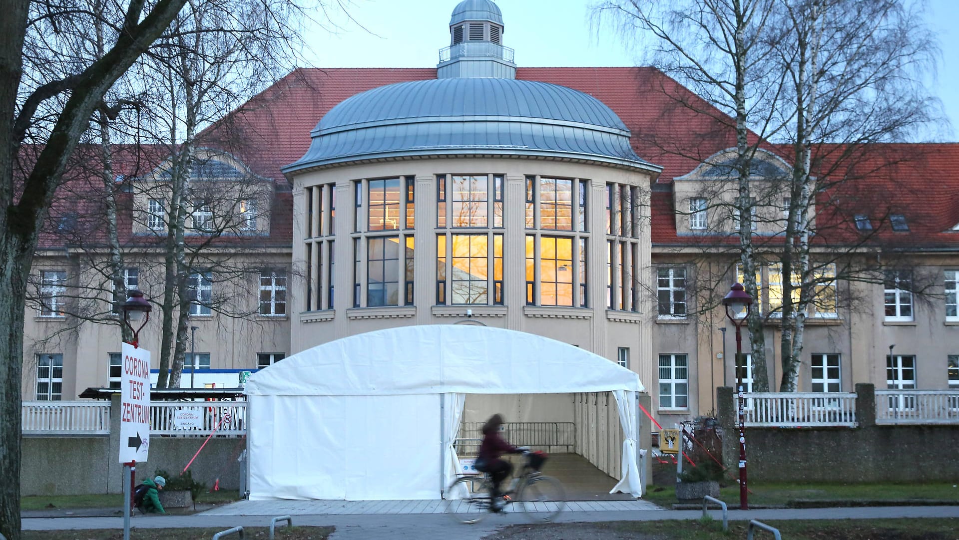 Die Uniklinik in Rostock: Es gebe Hinweise auf einen "impfindizierten Zwischenfall im Nachgang einer Covid-19-Erstimpfung mit dem Impfstoff Astrazeneca", teilte das Krankenhaus mit.