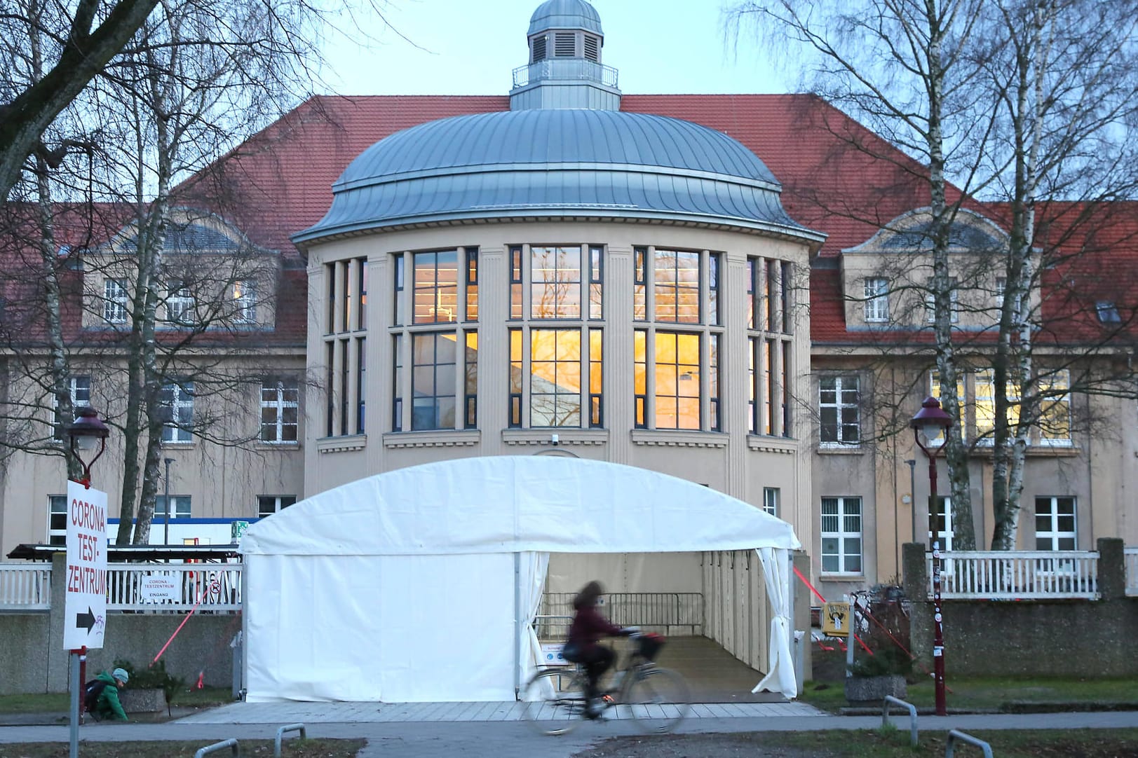 Die Uniklinik in Rostock: Es gebe Hinweise auf einen "impfindizierten Zwischenfall im Nachgang einer Covid-19-Erstimpfung mit dem Impfstoff Astrazeneca", teilte das Krankenhaus mit.