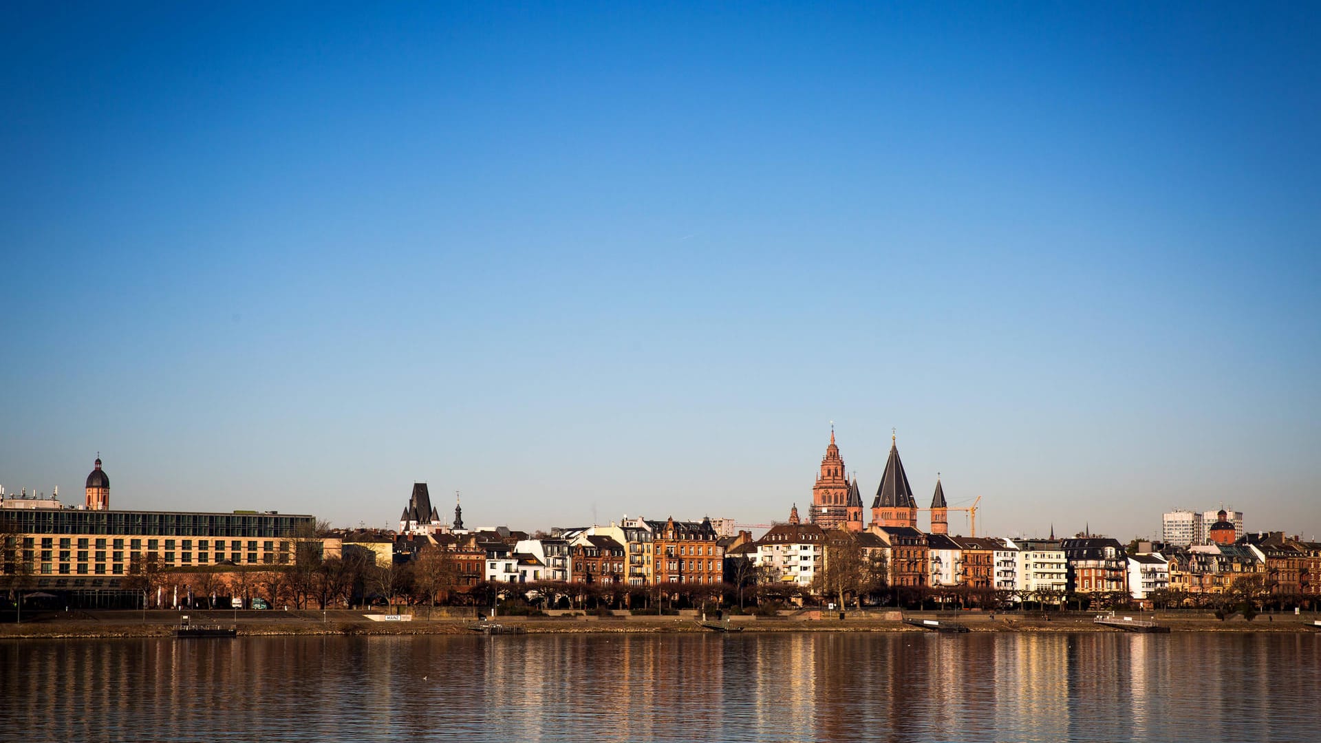 Der Rhein in Mainz (Symbolbild): Eine Frau musste aus dem Wasser gerettet werden. Der Rhein in Mainz (Symbolbild): Eine Frau musste aus dem Wasser gerettet werden.