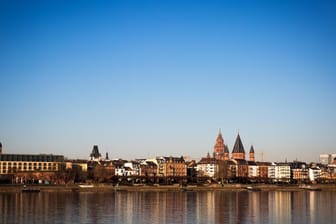 Der Rhein in Mainz (Symbolbild): Eine Frau musste aus dem Wasser gerettet werden.