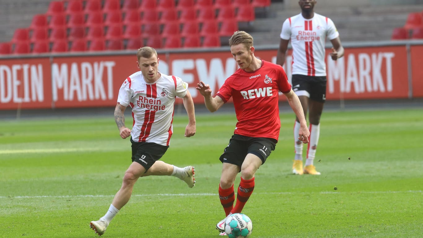 Florian Kainz (r.) im Duell gegen seinen Mitspieler Max Meyer: Der Österreicher machte beim internen Testspiel des 1. FC Köln eine gute Figur.