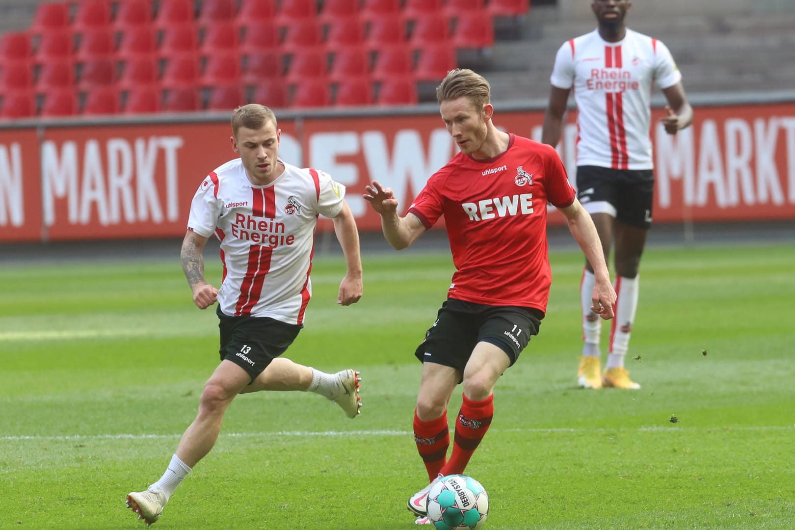 Florian Kainz (r.) im Duell gegen seinen Mitspieler Max Meyer: Der Österreicher machte beim internen Testspiel des 1. FC Köln eine gute Figur.