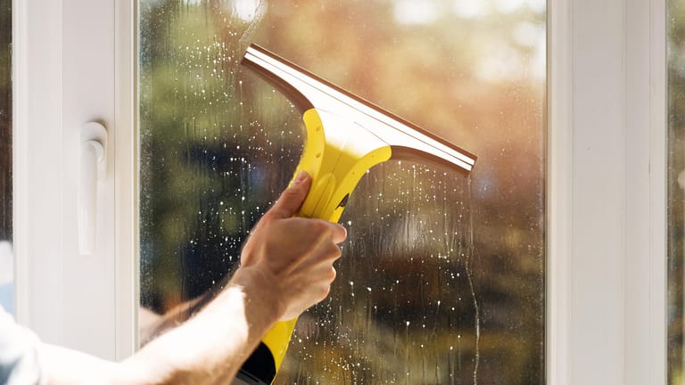 Fensterputzen: Wer nicht schnell genug die Feuchtigkeit entfernt, riskiert Streifen und Schlieren auf der Scheibe.