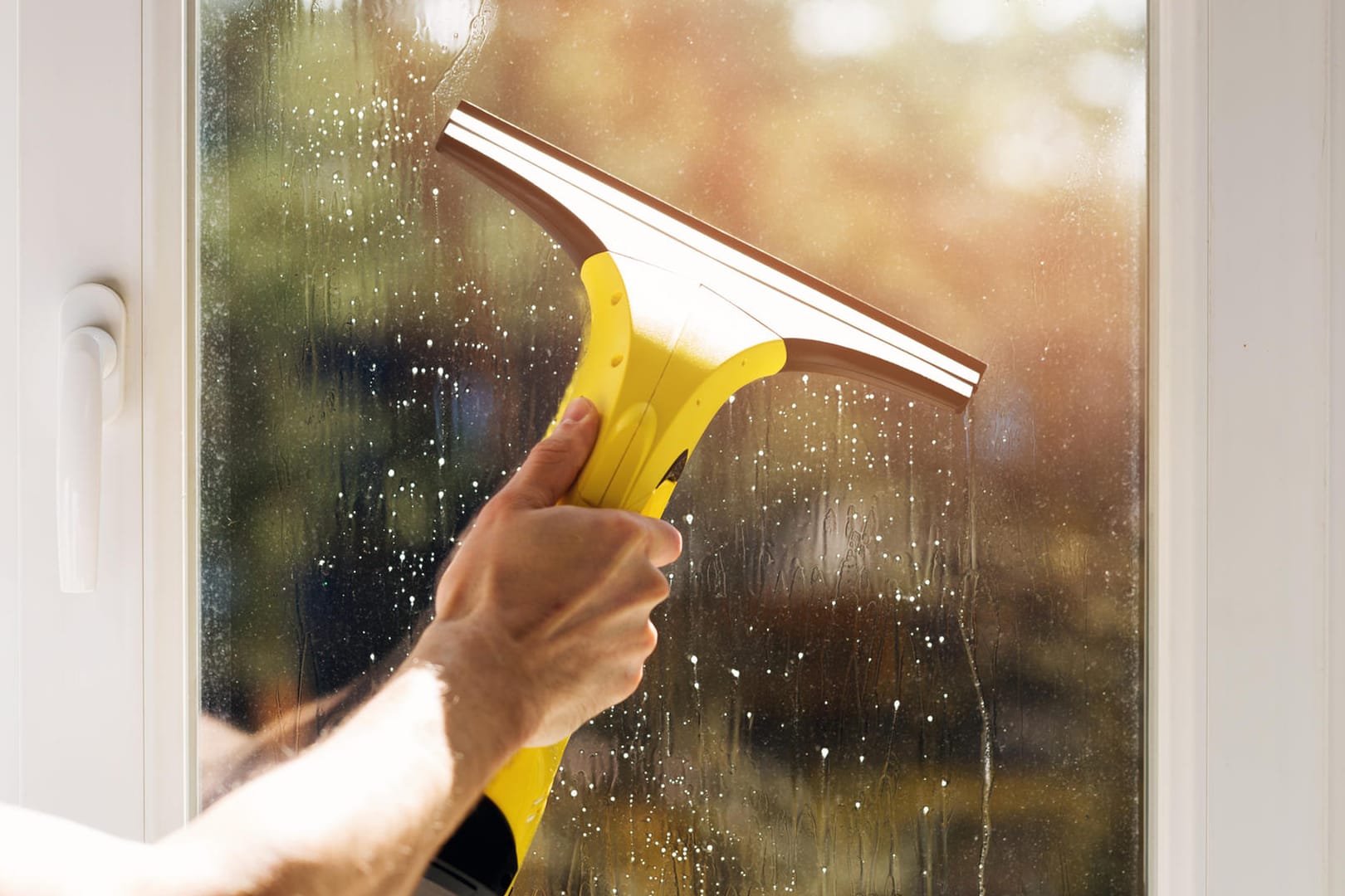 Fensterputzen: Wer nicht schnell genug die Feuchtigkeit entfernt, riskiert Streifen und Schlieren auf der Scheibe.