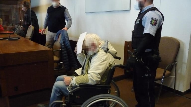 Der Angeklagte an einem früheren Prozesstag: Der 63-Jährige konnte den Weg zur Anklagebank nicht auf eigenen Beinen zurücklegen.