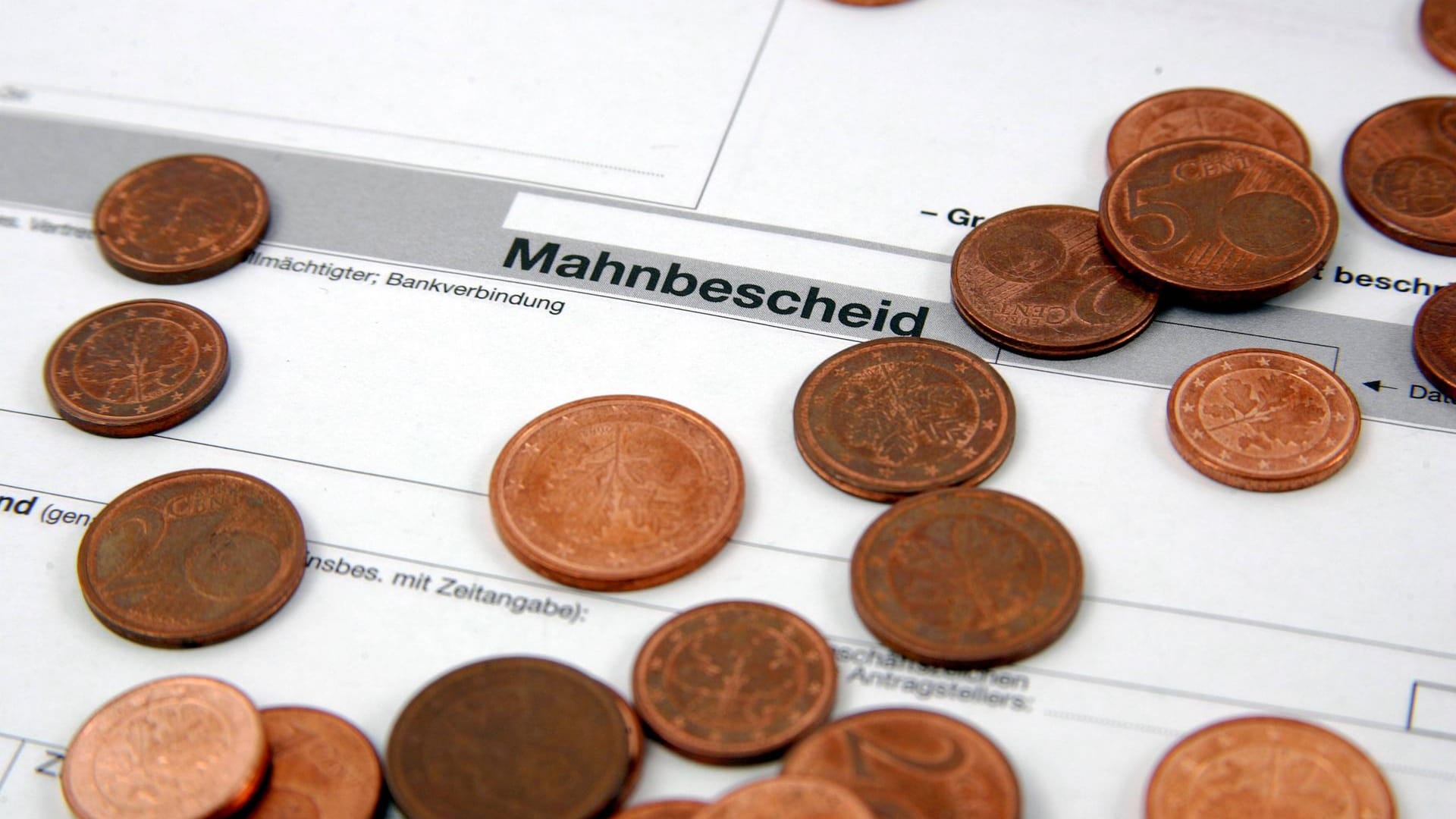 Centstücke liegen auf einem Mahnbescheid (Symybolbild): Die Agentur für Arbeit fordete einen Cent von der Düsseldorferin. Centstücke liegen auf einem Mahnbescheid (Symybolbild): Die Agentur für Arbeit fordete einen Cent von der Düsseldorferin.