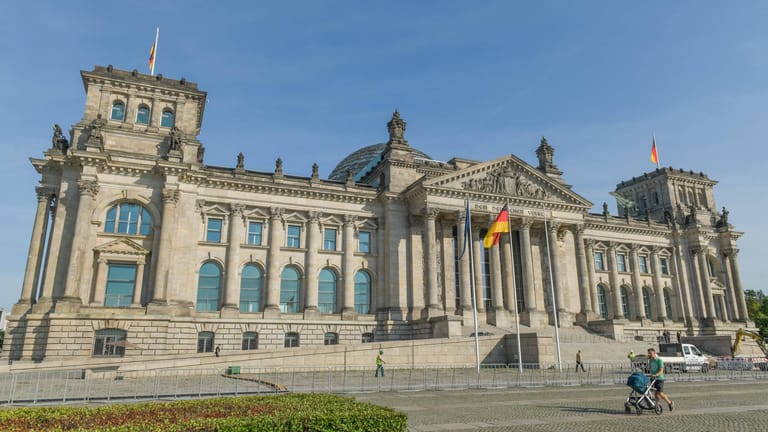 Der Reichstag: Eine Gruppe aus Russland hat offenbar mehrere Abgeordnete und Aktivisten digital angegriffen.