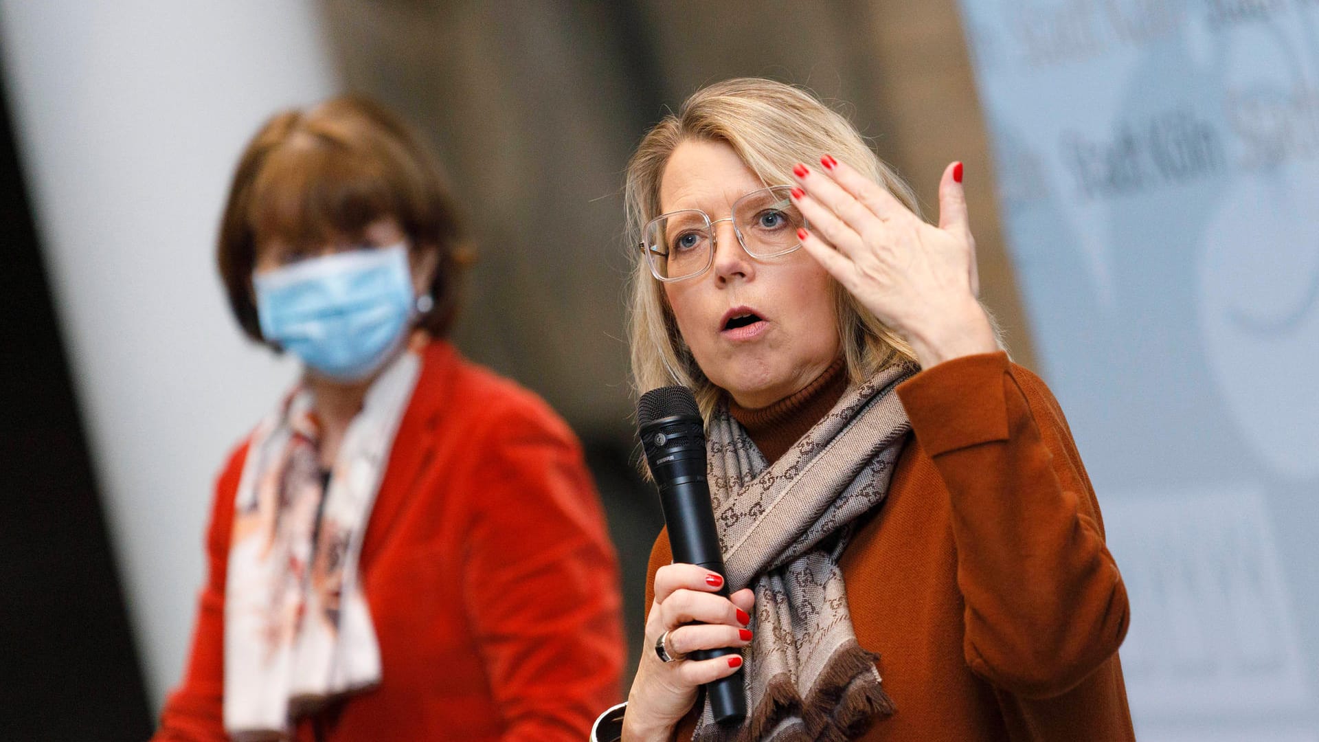 Die frisch gewählte Stadtdirektorin Andrea Blome (hier mit Oberbürgermeisterin Henriette Reker auf einer früheren Pressekonferenz zur aktuellen Corona-Lage): "Die Menschen müssen über das Testangebot stolpern."