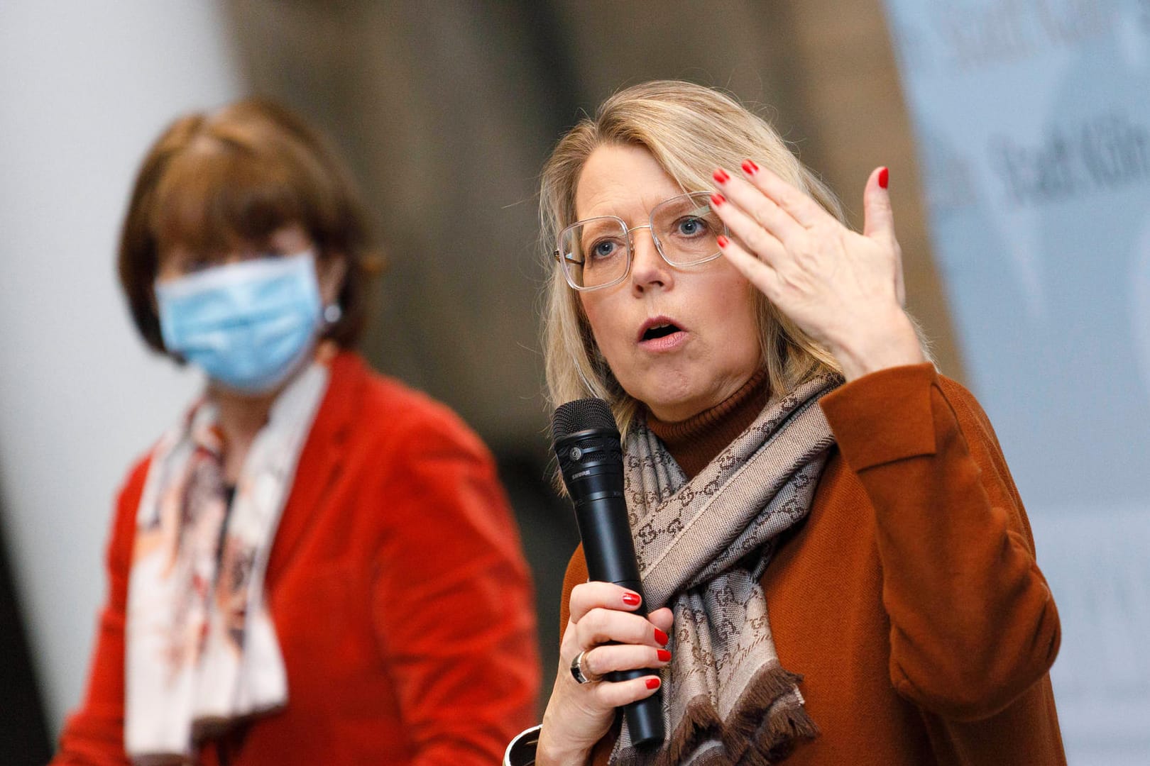 Die frisch gewählte Stadtdirektorin Andrea Blome (hier mit Oberbürgermeisterin Henriette Reker auf einer früheren Pressekonferenz zur aktuellen Corona-Lage): "Die Menschen müssen über das Testangebot stolpern."