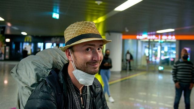 Erleichtert und froh: Robert Bociaga, der in Myanmar festgenommene polnische Journalist, der für die Deutsche Presse-Agentur in Myanmar tätig war, bei seiner Ankunft. Erleichtert und froh: Robert Bociaga, der in Myanmar festgenommene polnische Journalist, der für die Deutsche Presse-Agentur in Myanmar tätig war, bei seiner Ankunft.