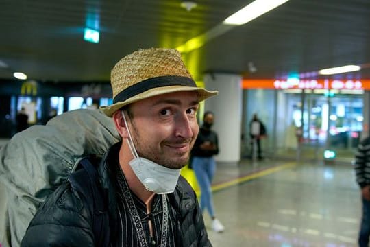 Erleichtert und froh: Robert Bociaga, der in Myanmar festgenommene polnische Journalist, der für die Deutsche Presse-Agentur in Myanmar tätig war, bei seiner Ankunft.