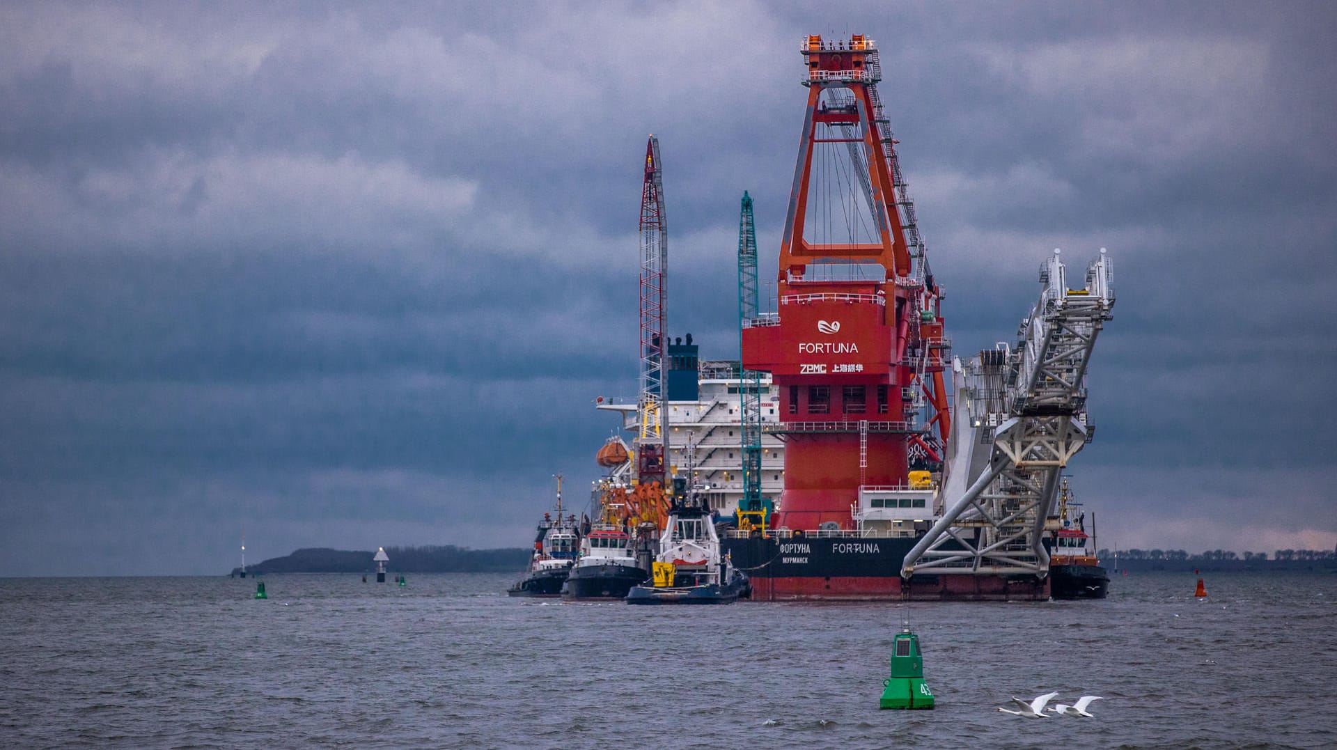 Schlepper ziehen das russische Rohrverlegeschiff "Fortuna2 aus dem Hafen auf die Ostsee: Der Streit zwischen Deutschland und den USA um die Pipeline Nord Stream 2 spitzt sich weiter zu. Schlepper ziehen das russische Rohrverlegeschiff "Fortuna2 aus dem Hafen auf die Ostsee: Der Streit zwischen Deutschland und den USA um die Pipeline Nord Stream 2 spitzt sich weiter zu.