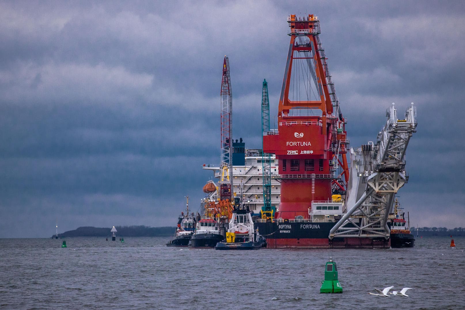 Schlepper ziehen das russische Rohrverlegeschiff "Fortuna2 aus dem Hafen auf die Ostsee: Der Streit zwischen Deutschland und den USA um die Pipeline Nord Stream 2 spitzt sich weiter zu.