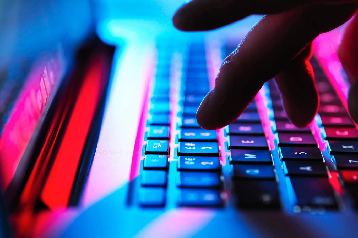 Ein Mann am Rechner (Symbolbild): Durch Phishing-Attacken versuchen Kriminelle, an Nutzerdaten zu kommen.