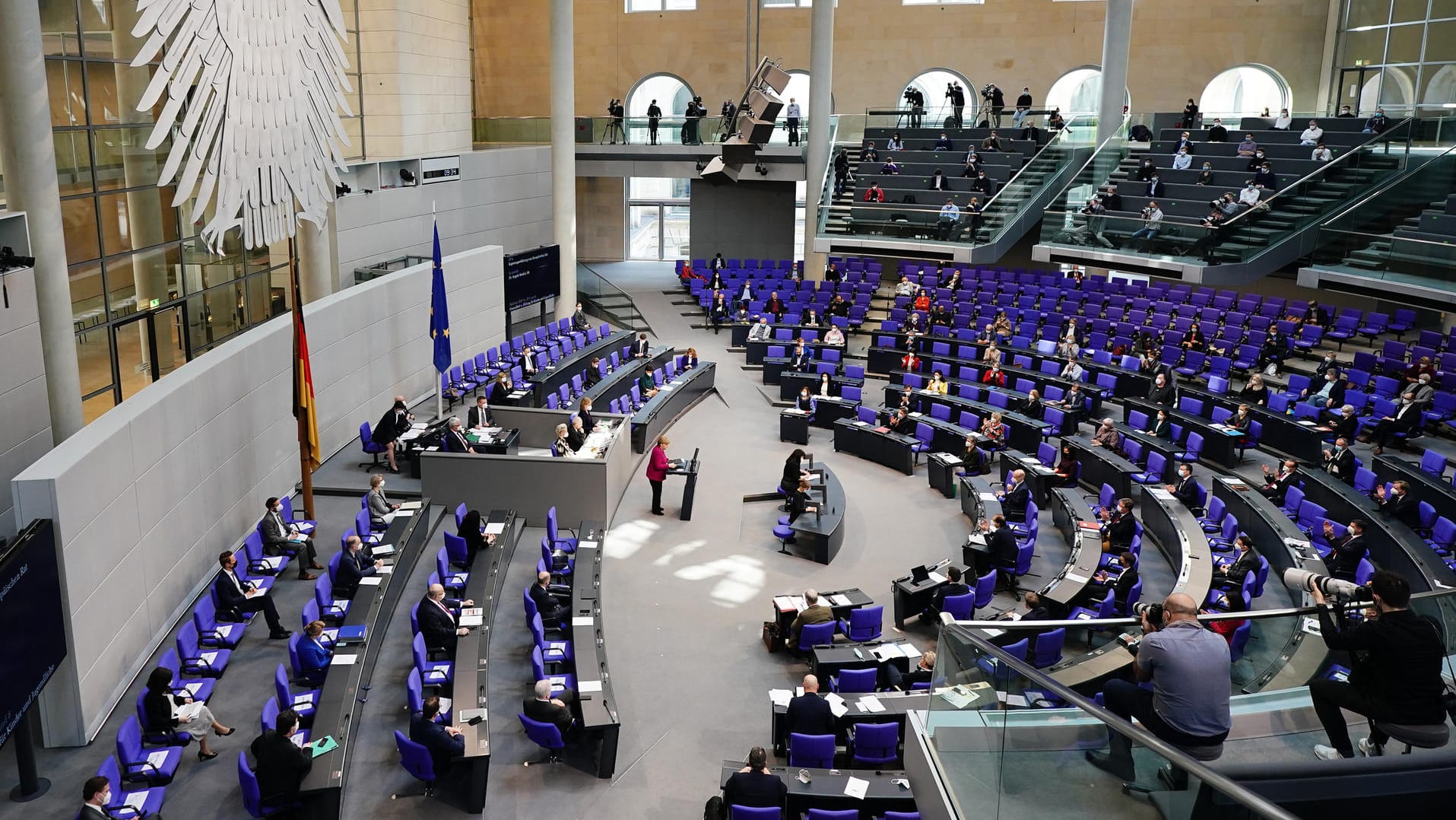 Der Bundestag: Hier wollen Union und SPD in der nächsten Sitzungswoche einen Gesetzentwurf zu den Nebeneinkünften von Abgeordneten vorlegen. Der Bundestag: Hier wollen Union und SPD in der nächsten Sitzungswoche einen Gesetzentwurf zu den Nebeneinkünften von Abgeordneten vorlegen.
