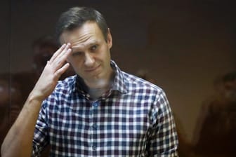 Alexei Nawalny während seiner Gerichtsverhandlung: Die Sorgen um den Gesundheitszustand des Kreml-Kritikers werden größer.