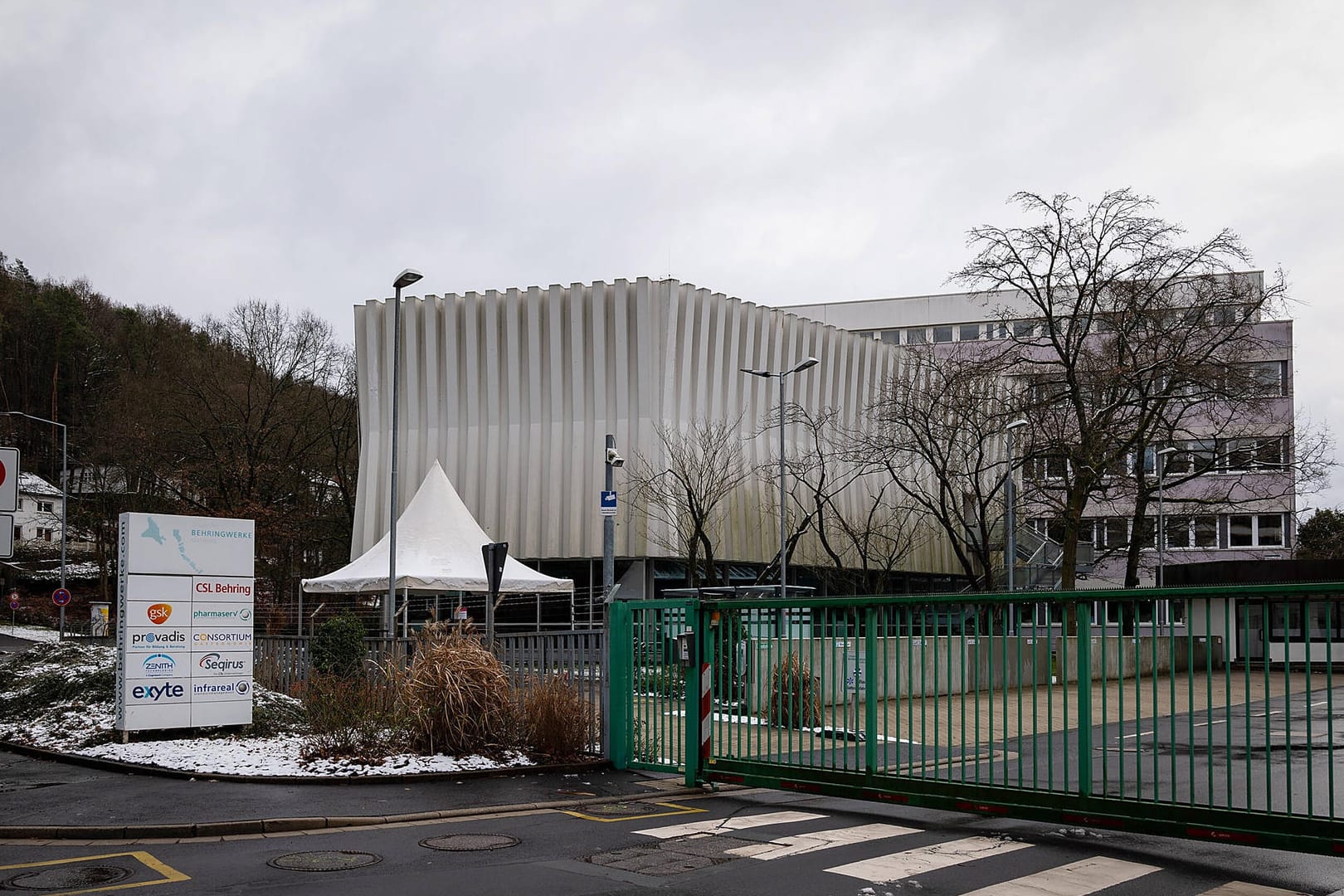 Das Biontech/Pfizer-Werk in Marburg: Von hier sollen in den nächsten Monaten Millionen Dosen Impfstoff ausgeliefert werden.