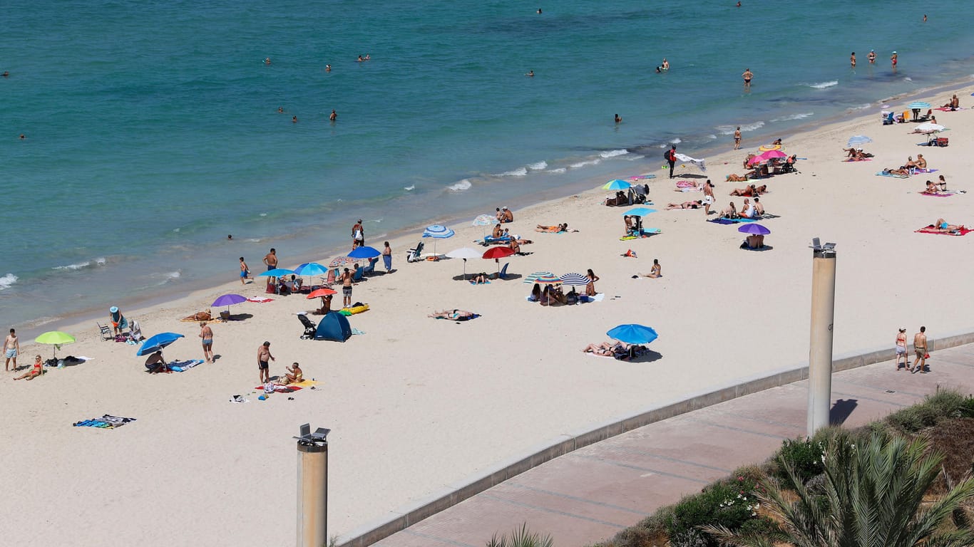 Strand von El Arenal: Wegen eines erwarteten Ansturms auf Mallorca über Ostern wird eine Testpflicht für Flug-Einreisen nach Deutschland eingeführt.
