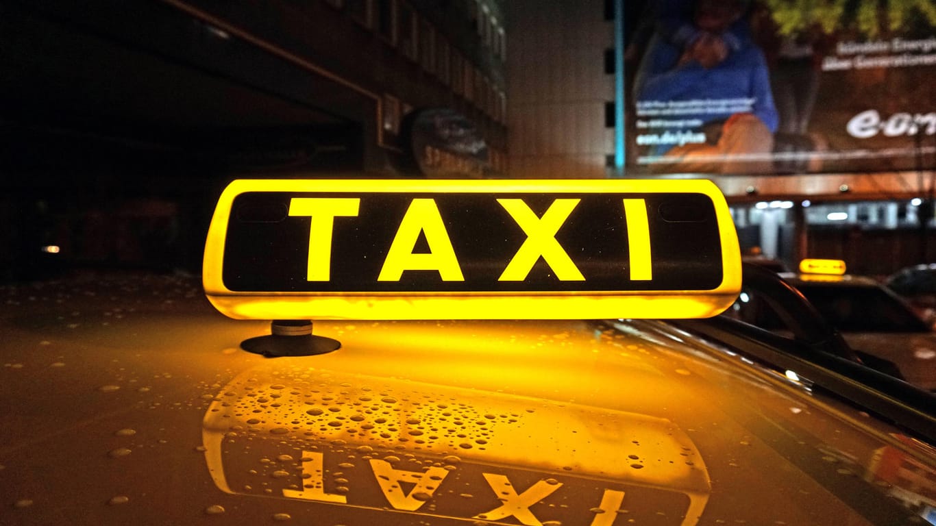 Taxi-Schild: Der Weg für eine weitreichende Reform des Taxi- und Fahrdienstmarktes in Deutschland ist frei.