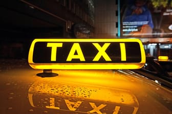 Taxi-Schild: Der Weg für eine weitreichende Reform des Taxi- und Fahrdienstmarktes in Deutschland ist frei.