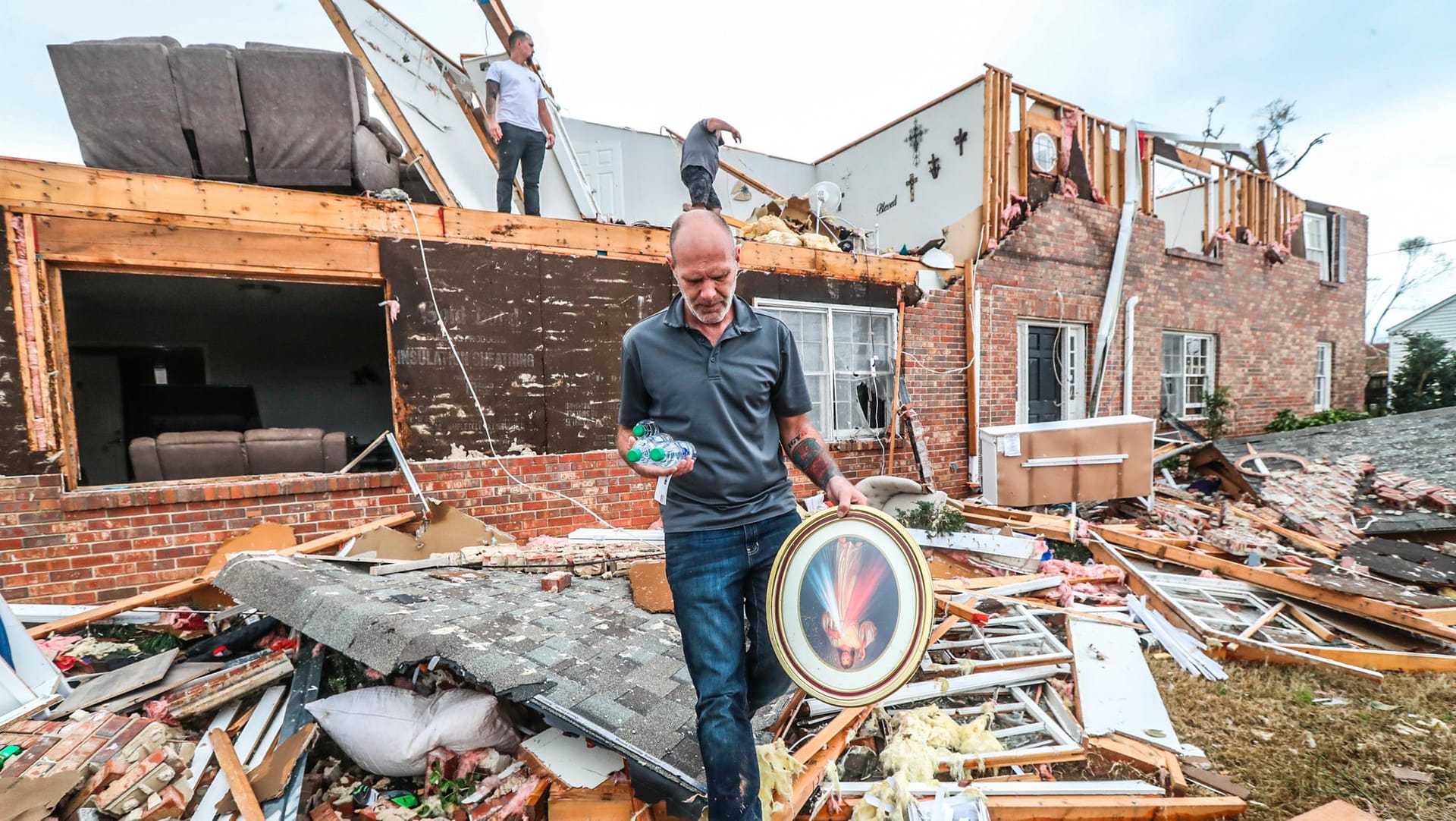 Ein Mann holt persönliche Gegenstände aus einem zerstörten Haus: Im Süden des Landes hat eine Reihe von Tornados eine Schneise der Verwüstung hinterlassen.