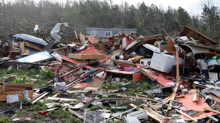 USA, Wellington: Trümmer liegen auf einem Haufen nach dem Tornado.