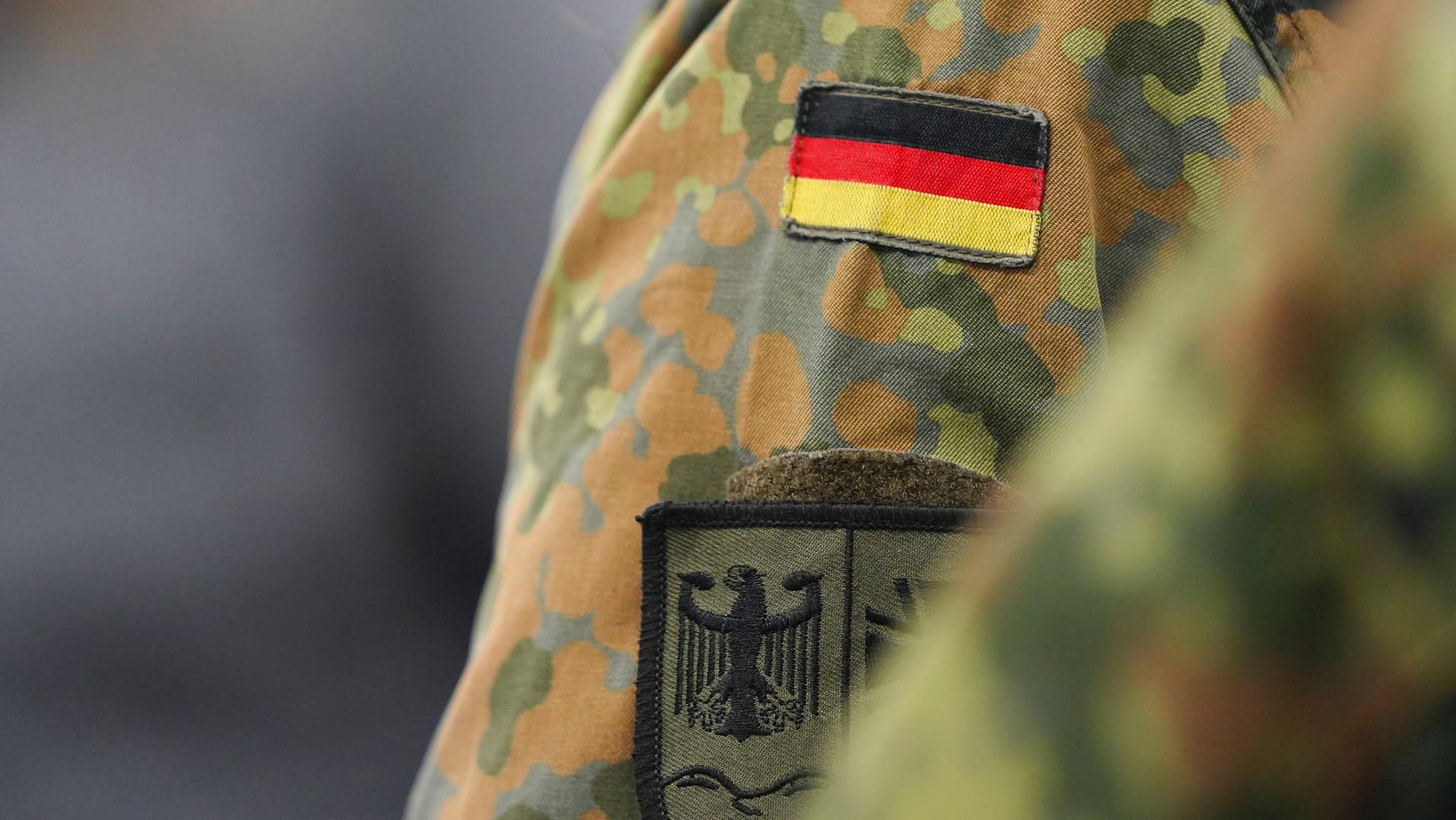 Der Oberst soll laut Spiegel-Informationen gegen die Corona-Schutzmaßnahmen verstoßen und dabei möglicherweise drei Soldaten angesteckt haben. Der Oberst soll laut Spiegel-Informationen gegen die Corona-Schutzmaßnahmen verstoßen und dabei möglicherweise drei Soldaten angesteckt haben.