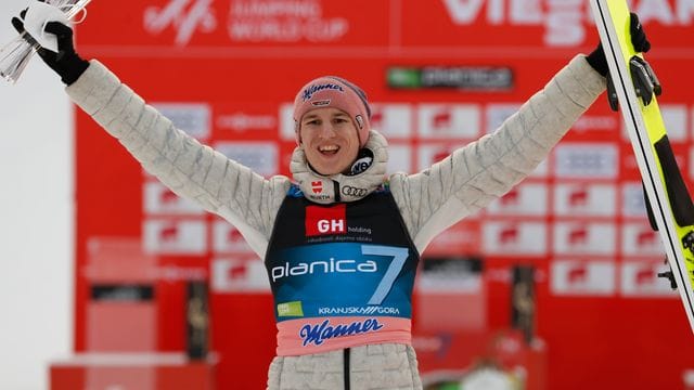 Karl Geiger setzte sich beim Skiflug-Wettkampf in Planica mit einem Sprung über 232 Meter durch. Karl Geiger setzte sich beim Skiflug-Wettkampf in Planica mit einem Sprung über 232 Meter durch.