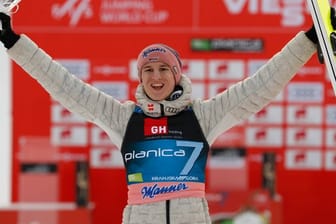Karl Geiger setzte sich beim Skiflug-Wettkampf in Planica mit einem Sprung über 232 Meter durch.