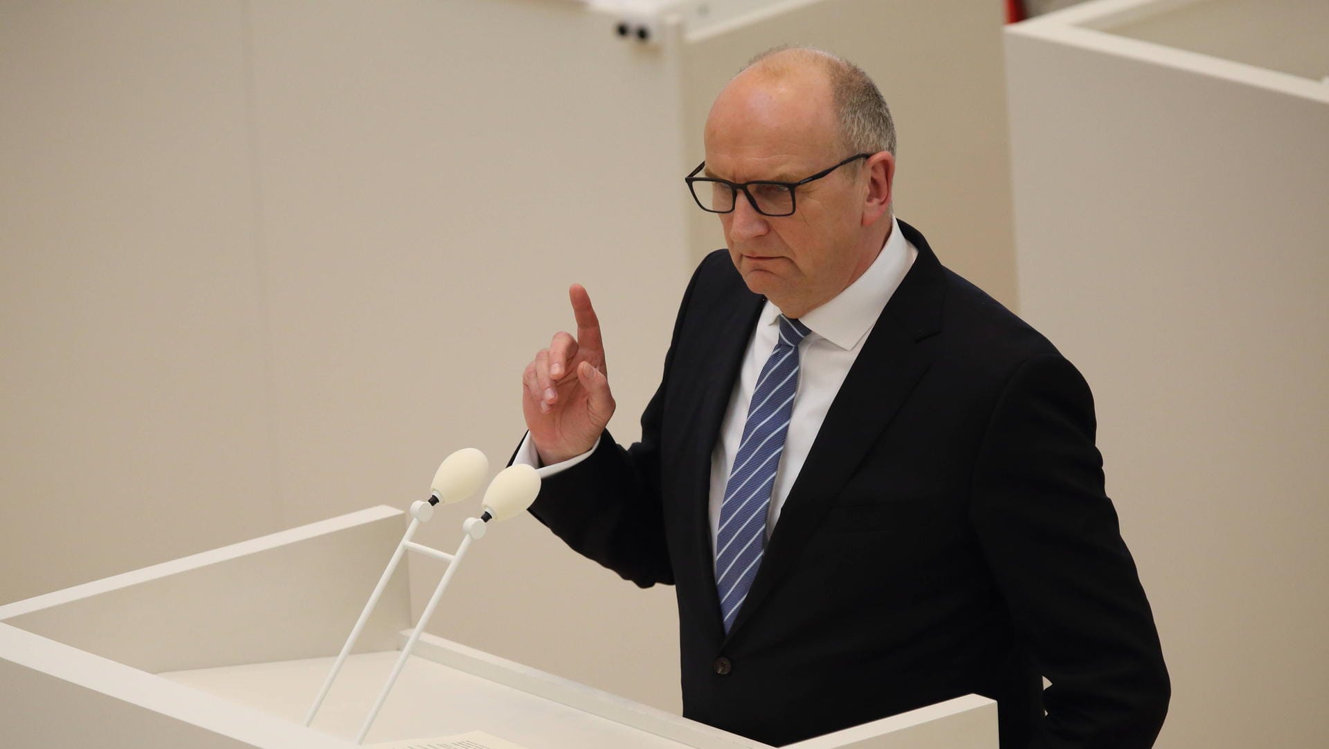 Ministerpräsident Dietmar Woidke (SPD) im Landtag: Am Dienstag soll der Beschluss zu den Ausgangsbeschränkungen fallen.