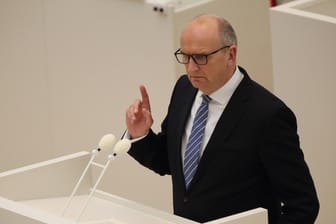 Ministerpräsident Dietmar Woidke (SPD) im Landtag: Am Dienstag soll der Beschluss zu den Ausgangsbeschränkungen fallen.