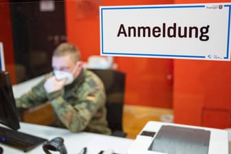 Bundeswehr-Unterstützung im Impfzentrum: Fast 3.200 Soldaten unterstützen dabei. Bei der Wehrbeauftragten des BUndestags haben sich einige bereits mit Eingaben wegen ihrer Erfahrungen gemeldet.
