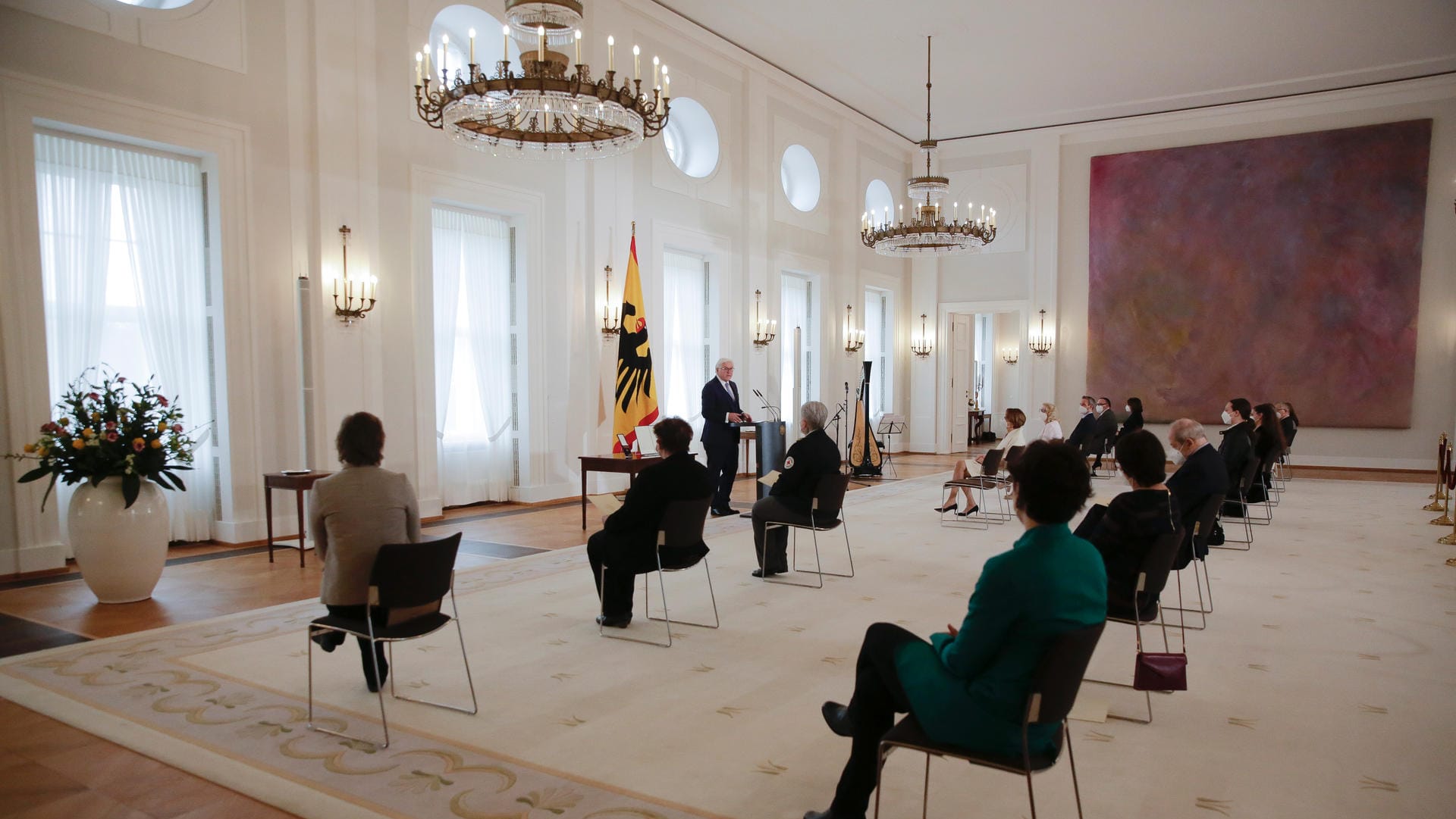 Schloss Bellevue: Bundespräsident Steinmeier ehrt Helfer für ihren Einsatz in der Pandemie.