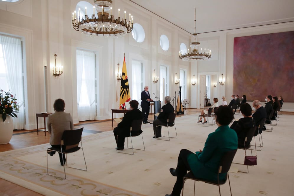 Schloss Bellevue: Bundespräsident Steinmeier ehrt Helfer für ihren Einsatz in der Pandemie.