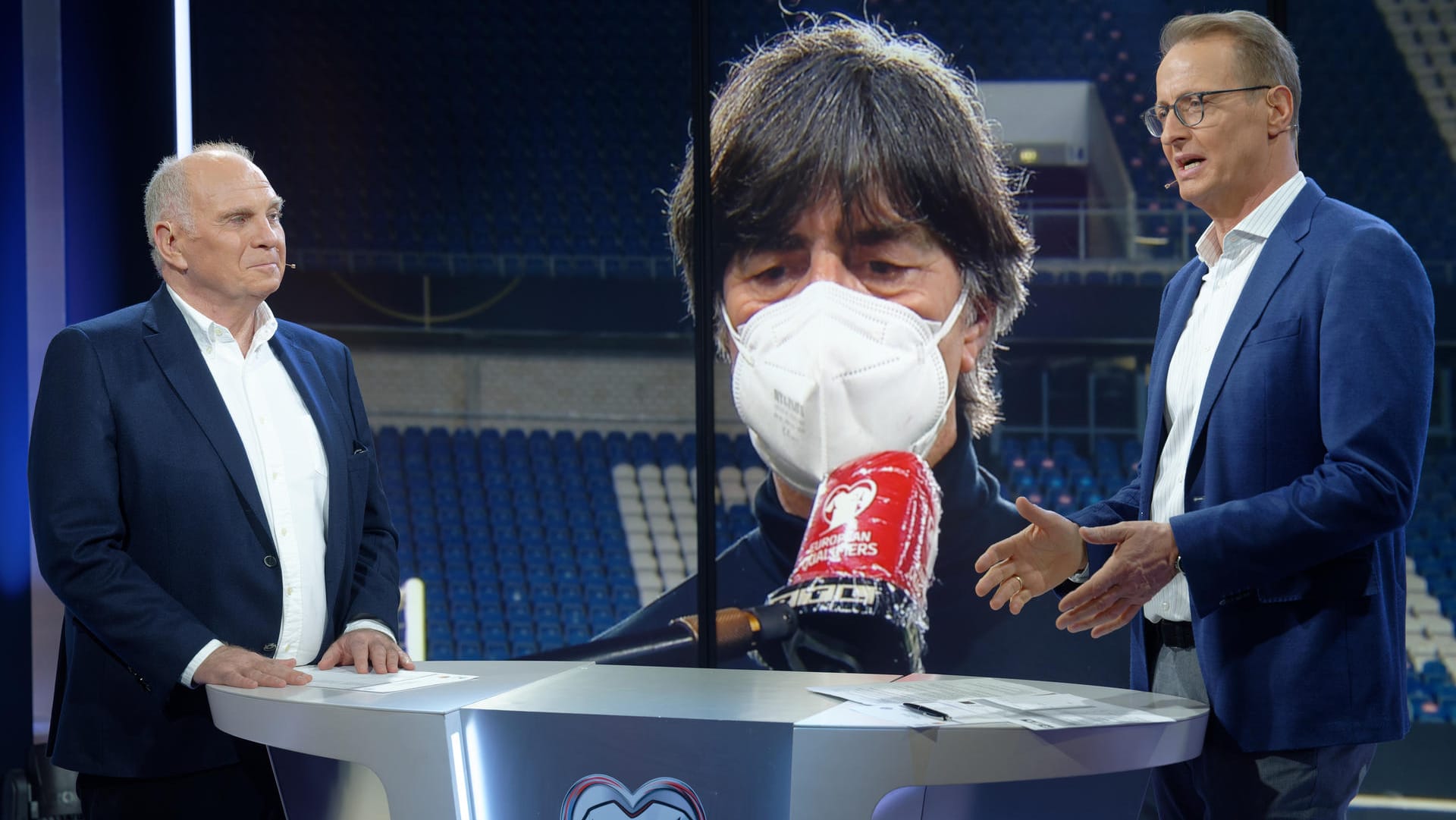 Uli Hoeneß (l.) bei seinem Debüt als TV-Experte für RTL mit Moderator Florian König (r.) beim Interview mit Bundestrainer Joachim Löw.